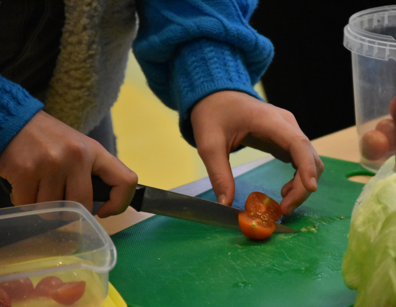 Kok in de klas' op basisschool de springplank in Rhenen, kookvaardigheid groente snijden