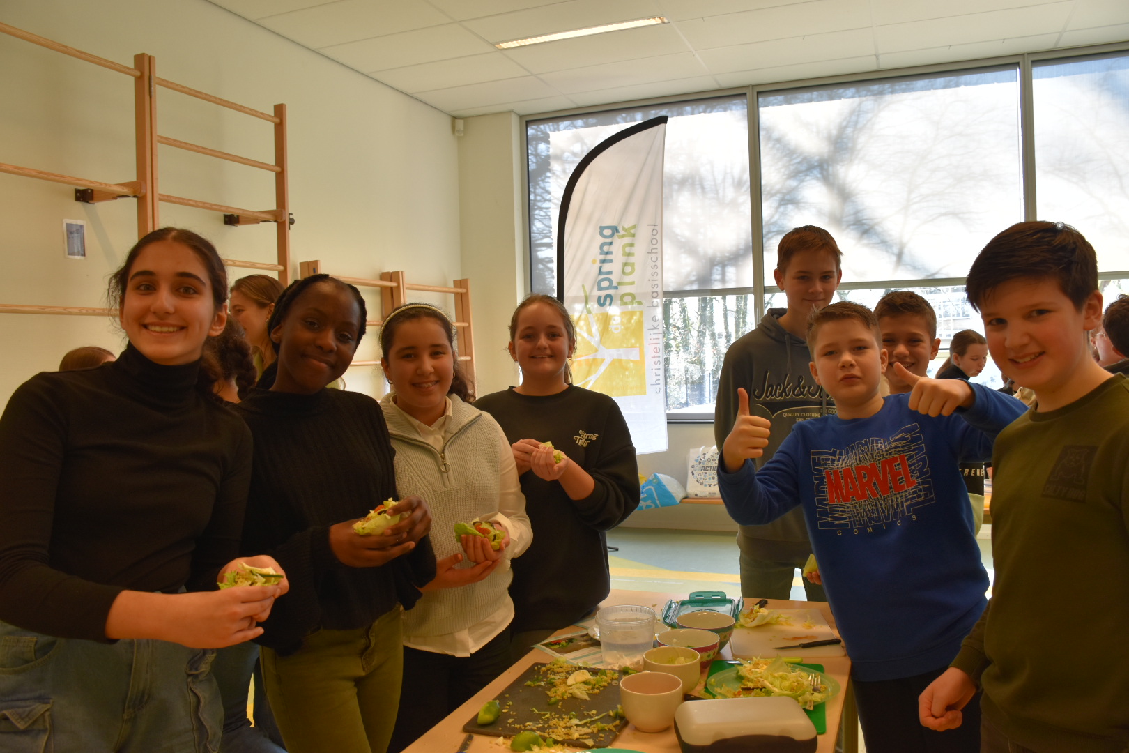 'Kok in de klas' op basisschool De Springplank in Rhenen, kinderen showen eindresultaat
