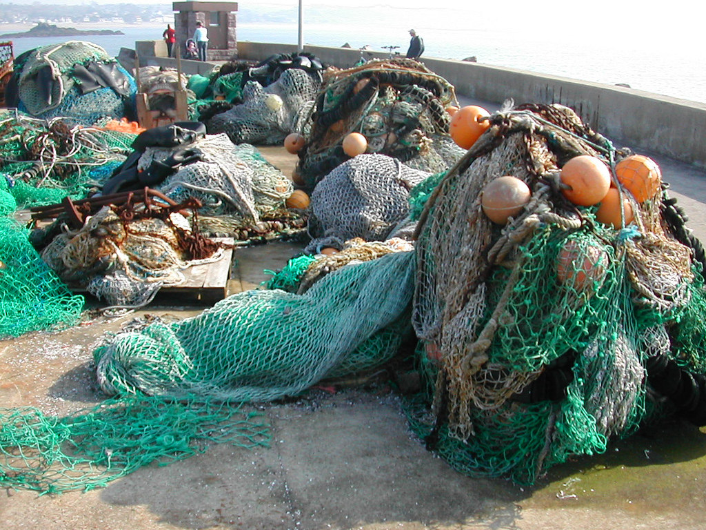 Sokken van oude visnetten zee schoner -