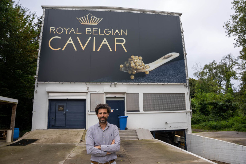 Cédric Paquet voor het bedrijfspand van Royal Belgian Caviar