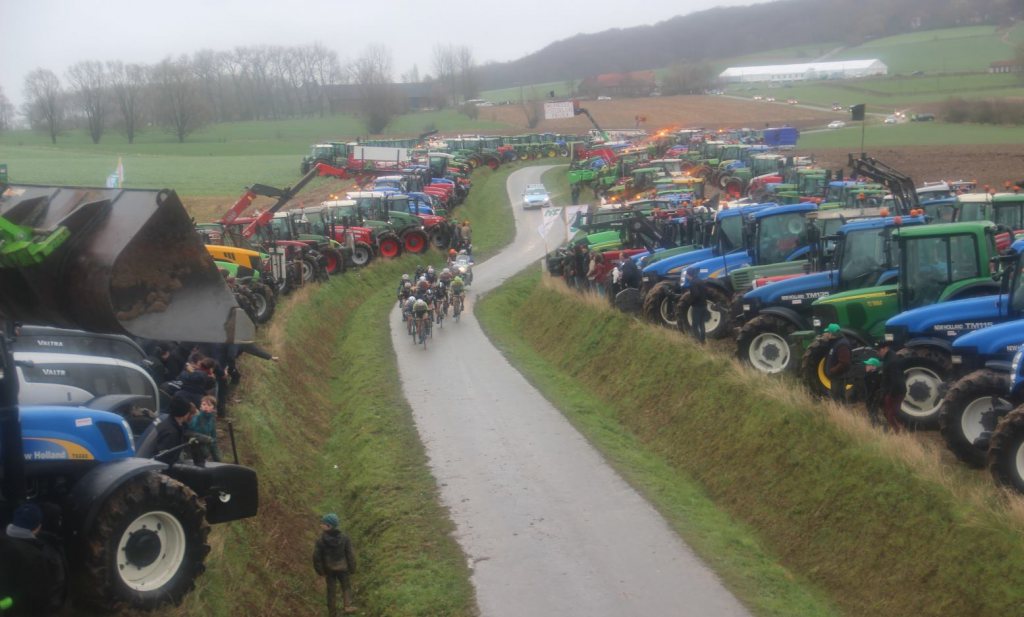 Tractoren langs de Ronde van Vlaanderen