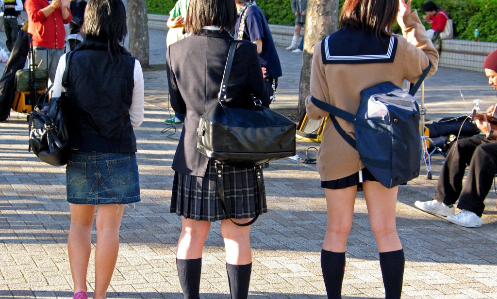 Grote maten uniformen voor dikke Britse schoolkinderen