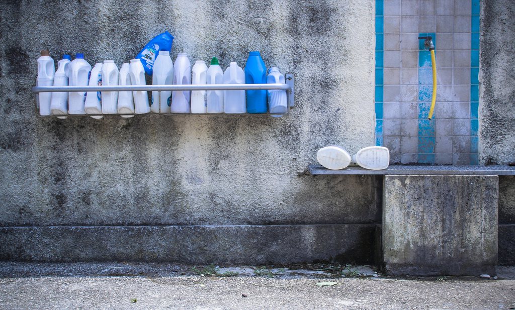 Schoon veilig drinkwater moet in Europa uit de kraan komen tegen kostprijs, zegt de EU