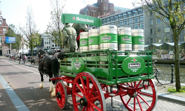 Paard brengt bier naar particulier