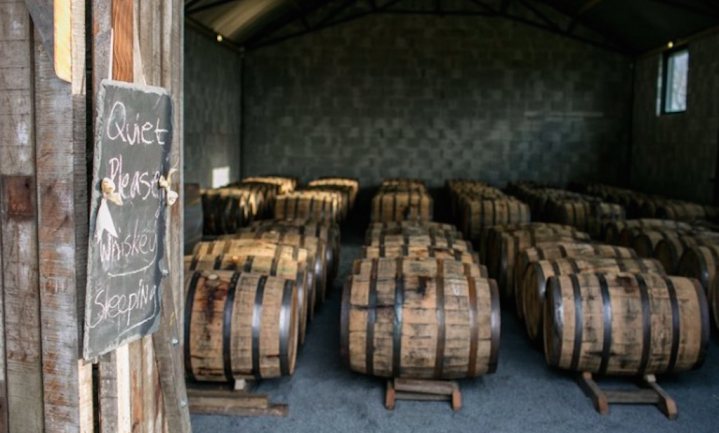 Vrouwelijke Ierse whiskeymaker rijpt traditioneel