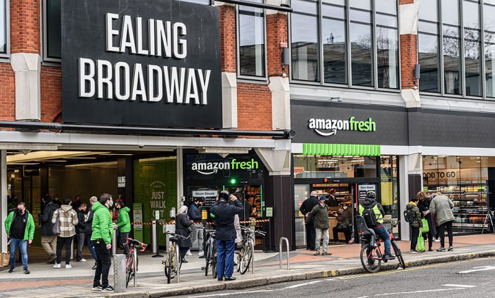 ‘Balende’ Amazon nu officieel supermarkt in het VK