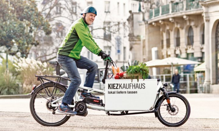 In Wiesbaden brengen oudere fietsers boodschappen thuis.