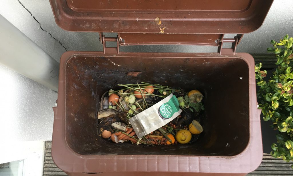 Plastic van houtvezels kan op de composthoop, zegt koekjesbakster