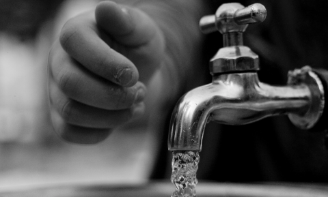 Minder drinken en wassen, meer betalen voor water
