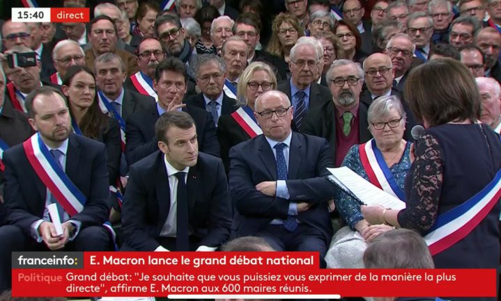 Staande ovatie voor Macron die het Grote Debat hard en kwetsbaar speelt
