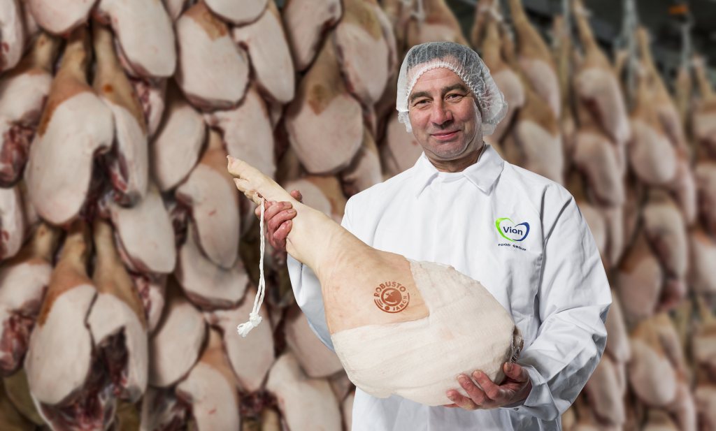 Spaanse Serrano-ham en prosciutto crudo uit Italië, maar 100% Nederlandse kwaliteit zegt Vion