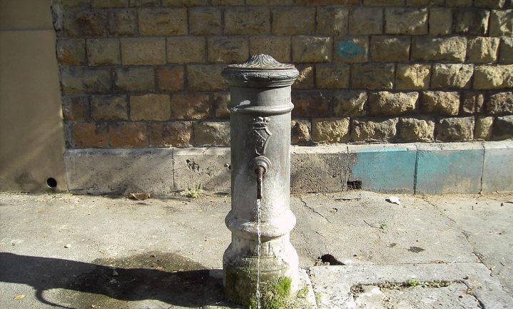 Romeinse fonteinen droog door droogte