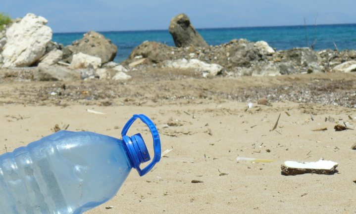Trump heft verbod op verkoop plastic flessen in natuurparken weer op