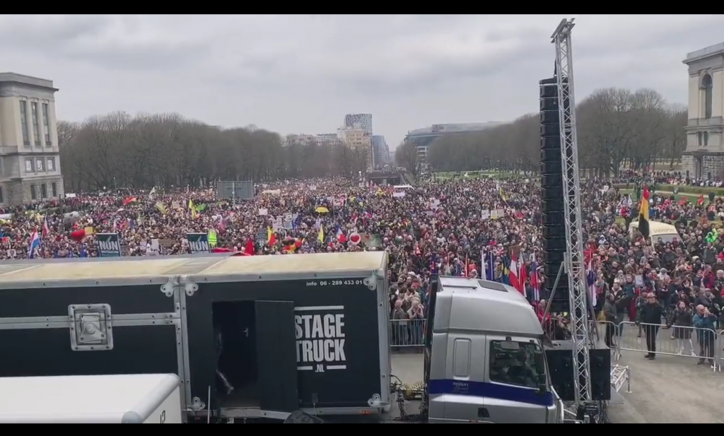 ‘Open debat’-demonstratie in Brussel werd slagveld, coronapandemie nadert einde volgens WHO