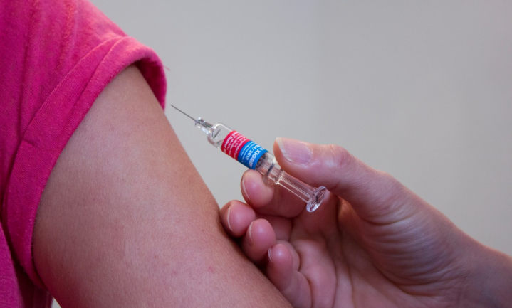 ‘Vaccinatie behoedt voor ernstige ziekte, maar helpt niet tegen besmetting’