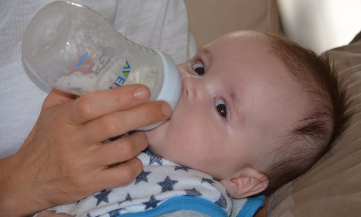 Hoe voed je een baby zonder borst en lege schappen?