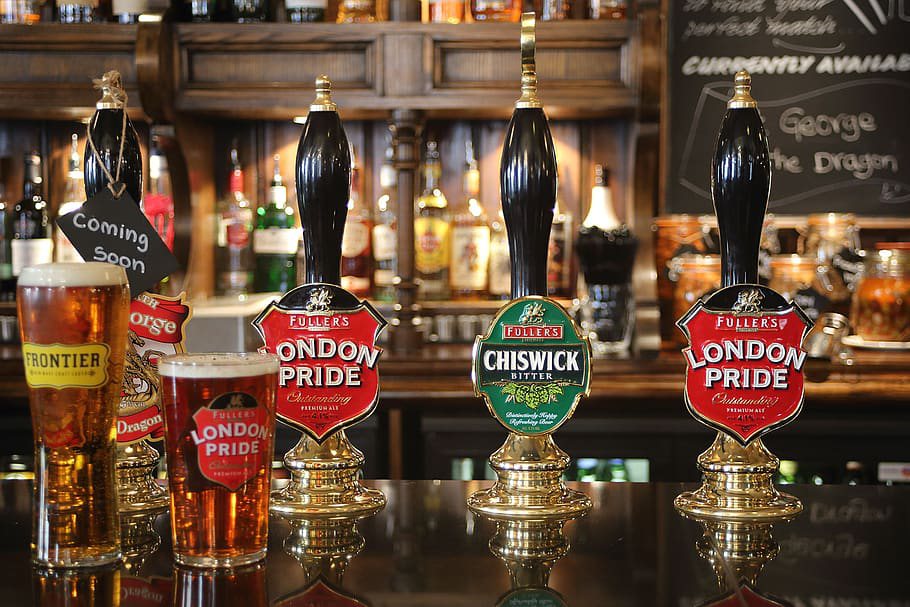 Britse pubs openen vroeg tegen liederlijke dronkenschap, Amsterdammers zijn braverikken