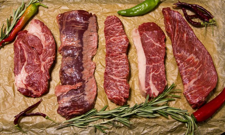 Gelijmd vlees valt consumenten rauw op de maag