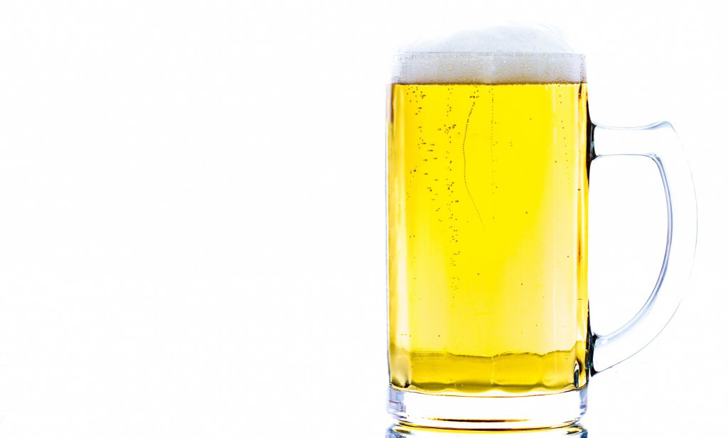 Bier blijkt microplastics en huid te bevatten