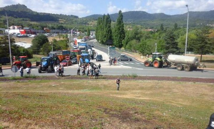 Franse boeren blokkeren de wegen, regering overlegt