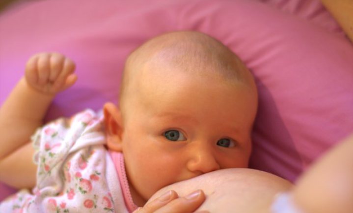 Baby krijgt met moedermelk ook nuttige bacteriën binnen
