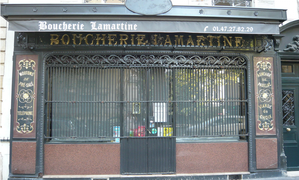 Tegels door de ruiten bij slagerij en viswinkel in Lille