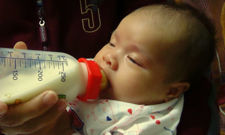 Babymelk van zuivel met echte moedermelk-bacteriën