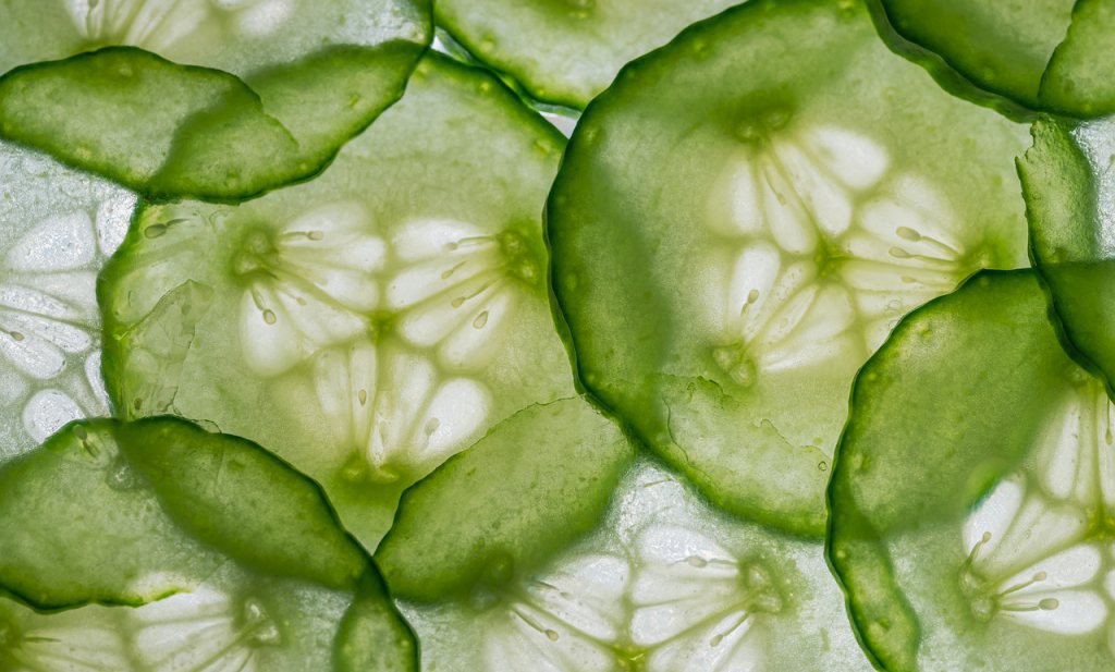 Nieuwe komkommers: stevig in de wok, geen plastic en geen verspilling