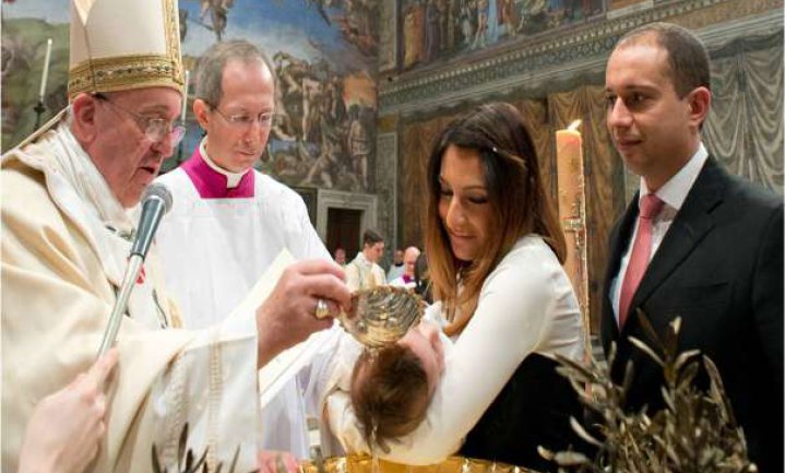 Paus laat moeders borstvoeden in de Sixtijnse kapel