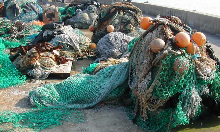 Sokken van oude visnetten maken zee schoner