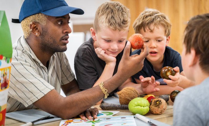BSO leert kind spelenderwijs groente eten