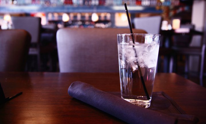 ‘Restaurants moeten standaard kraanwater aanbieden’