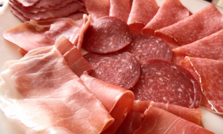 Detacheerder van Oost-Europees personeel voor de vleesindustrie vertelt zijn kant van het verhaal
