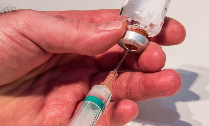 Interpol waarschuwt tegen criminele vaccinfraude, pass sanitaire forse strop Franse horeca
