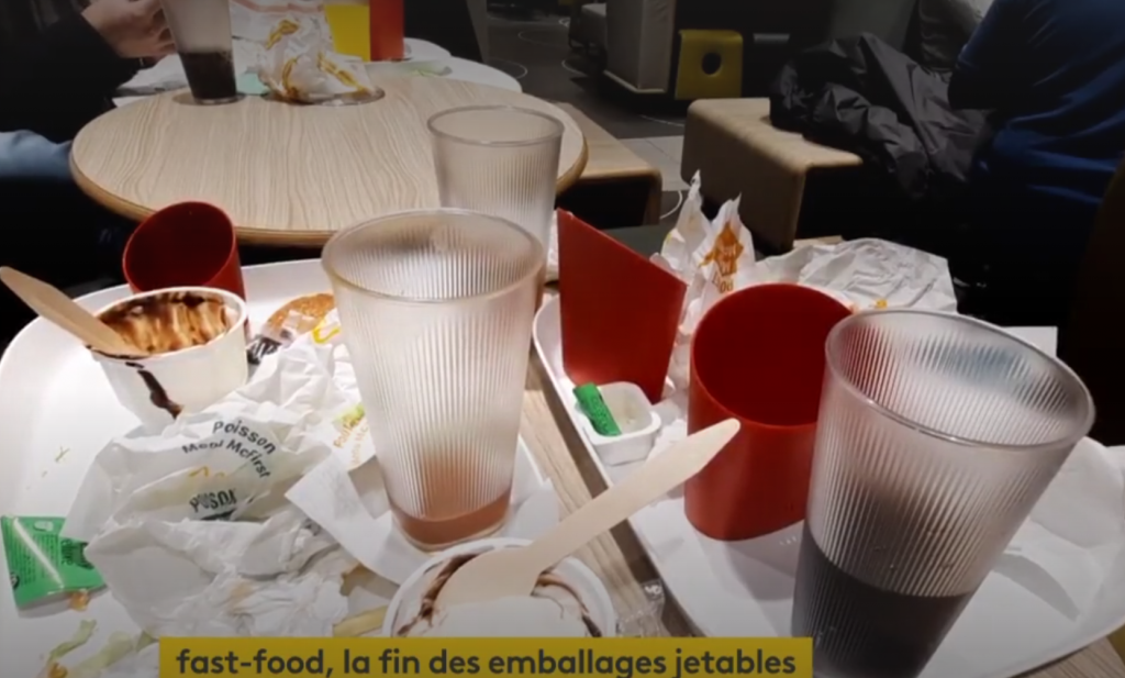 Met chip voor domme - Revolutie in Franse fastfoodrestaurants: lever je servies in - Foodlog