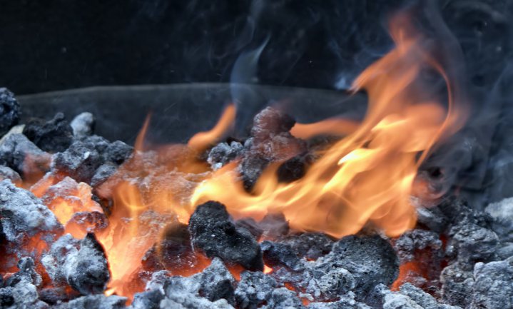 Illegaal en vuil geproduceerde houtskool uit Nigeria; gezellig barbecuen