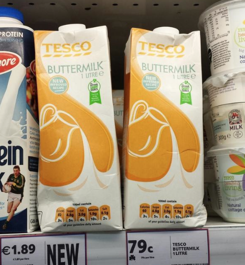 Tesco maakt hilarisch designfoutje: een ‘lullig’ melkpak