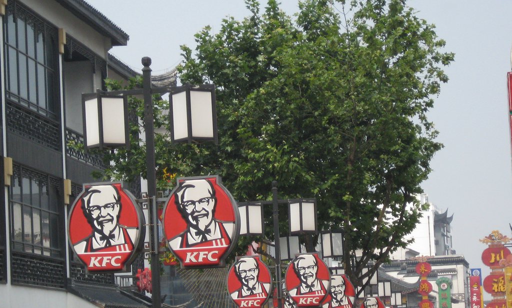 KFC sleept ‘8-potige kippen’-lasteraars voor rechter