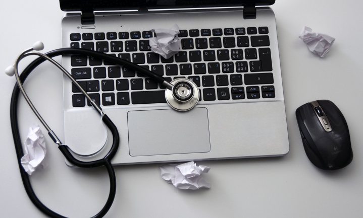 Etos speelt voor webdokter terwijl echte dokters medisch nieuws ontkrachten