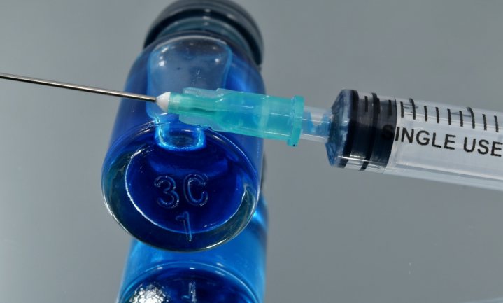 Lockdown verlengd, 20% meer vaccins met precisiespuiten, paus veroordeelt vaccinweigeraars
