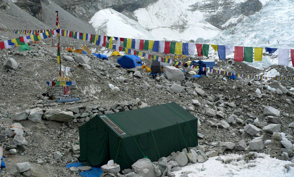 Mensenpoep bedreigt beklimmers Mount Everest