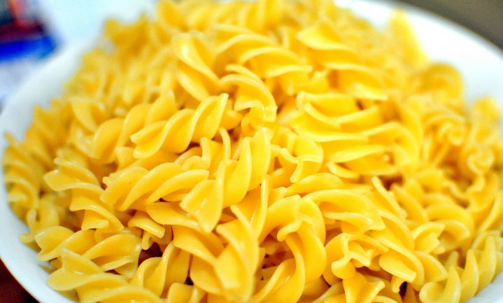 Platte pasta past in een doosje