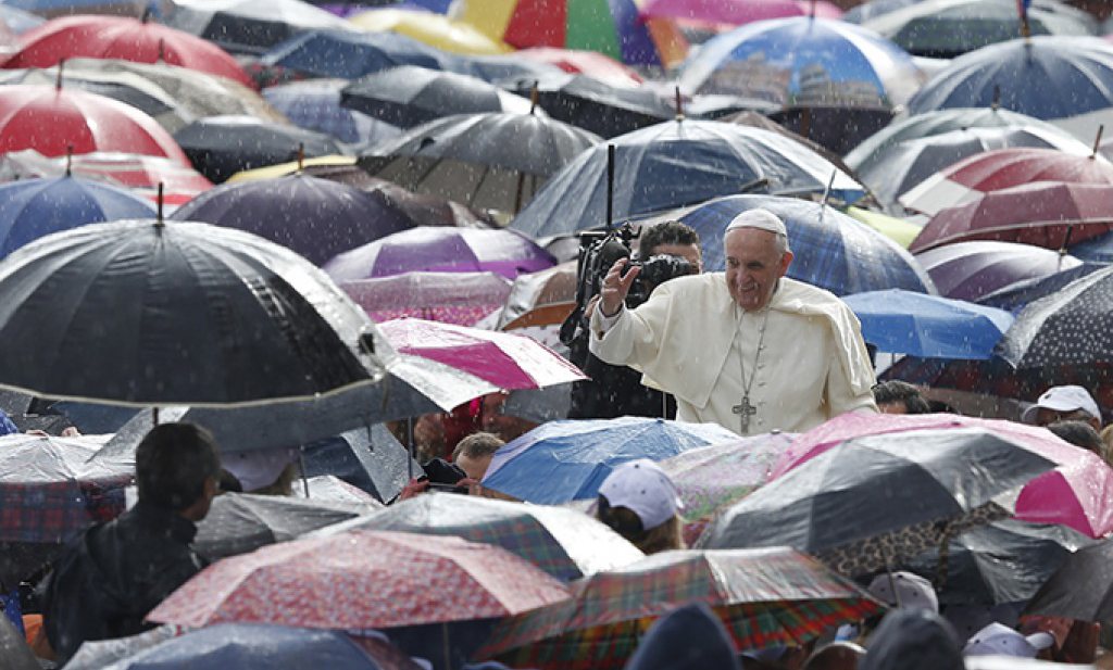 Petrini steunt en politiseert encycliek Paus