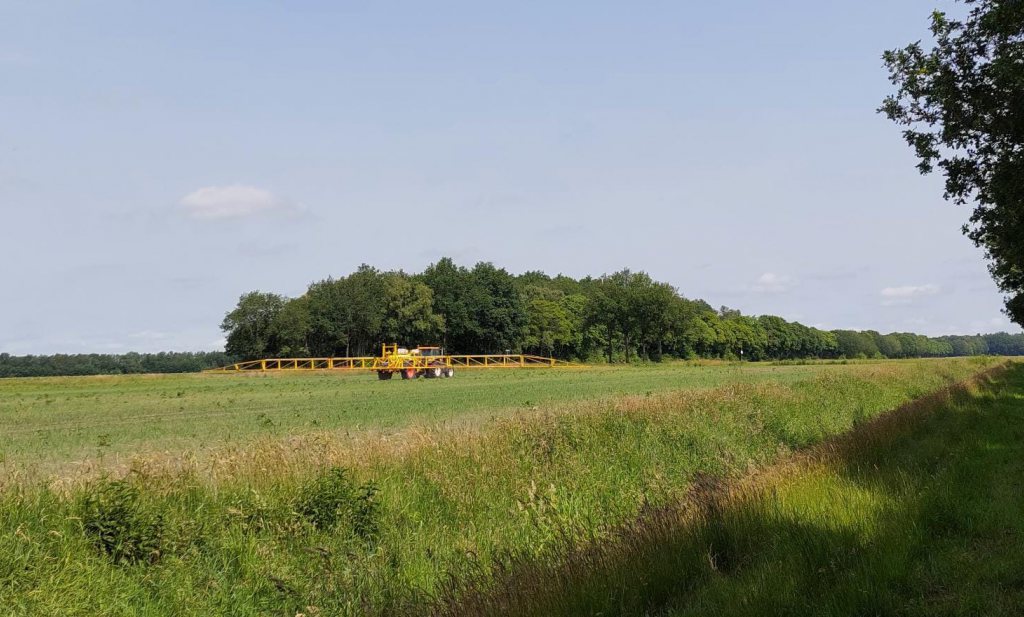Timmermans pesticidenplan: halvering in landbouw en verbod op publieke plekken