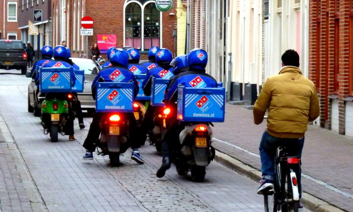 Fietskoeriers geen oplossing voor bezorgbrommer-overlast in Leuven