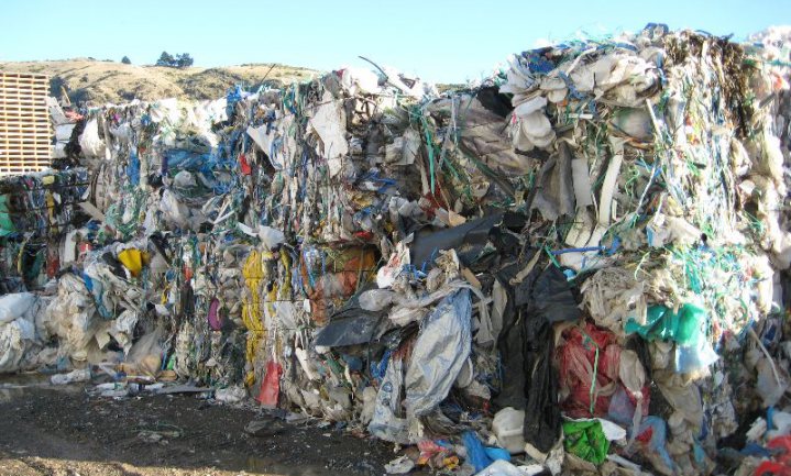 Nederland spil in fraude met Brits plastic dat alleen op papier wordt gerecycled