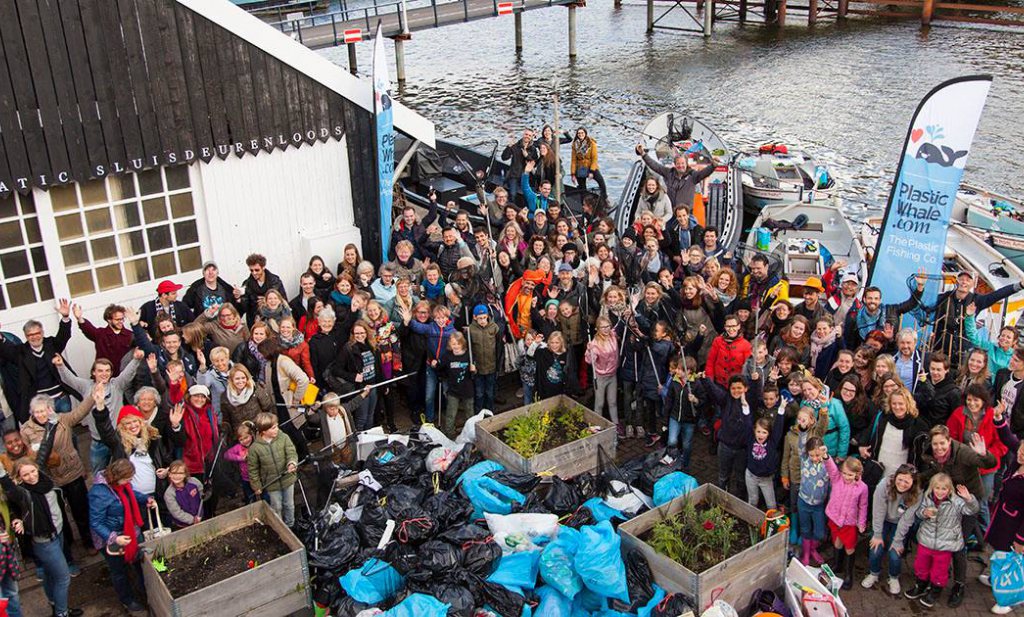 Afvalvissers werken aan een schone zee en gracht