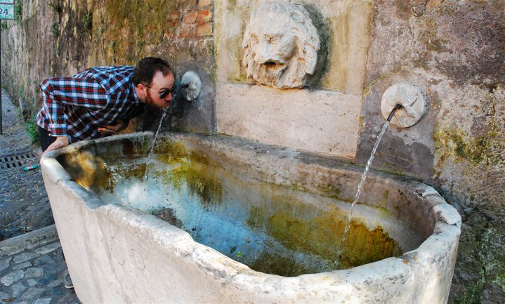 Romeinen moeten kiezen tussen douchen of afwassen