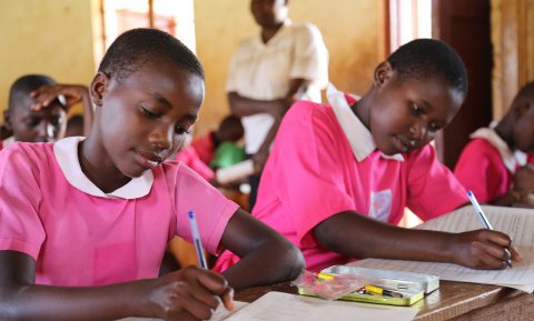 Een derde Oegandese jeugd hangt schooltas aan de wilgen