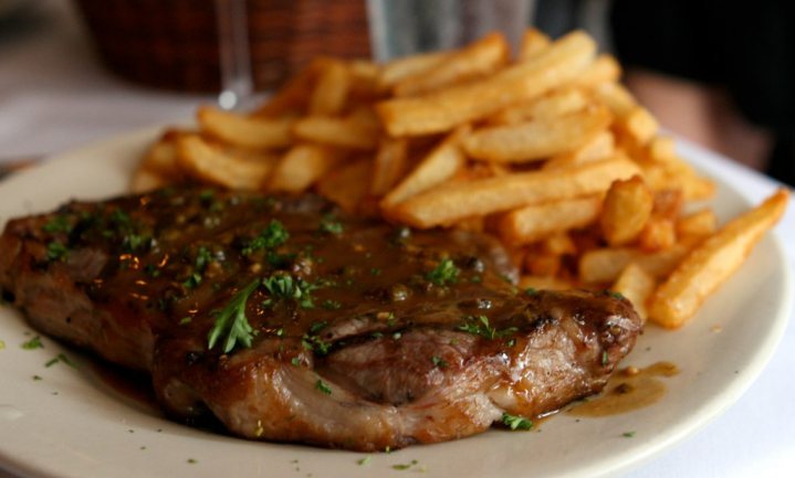 Vlaamse overheid adviseert biefstuk met friet en friet zonder biefstuk
